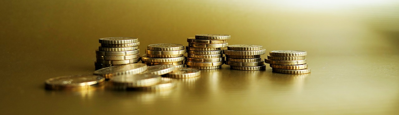 Comisiones bancarias Imagen de montículos de monedas