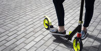 El uso de patinetes eléctricos y similares. Sugerimos a los ayuntamientos que aprueben ordenanzas