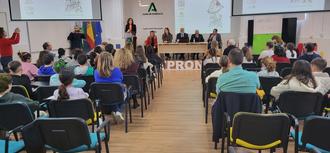 El Defensor de la Infancia presenta en Ronda el libro Crecer con derechos ante alumnado de la ciudad