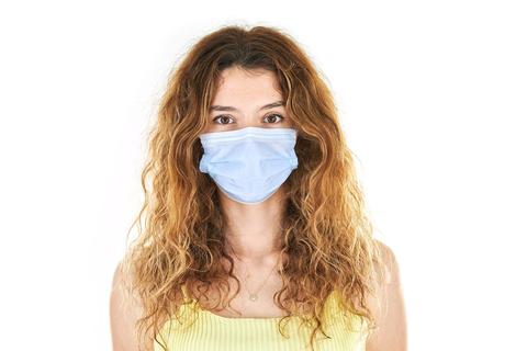 Mujer con mascarilla 