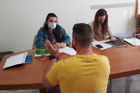 Foto de personal de Defensor del Pueblo Andaluz atendiendo a la Ciudadanía