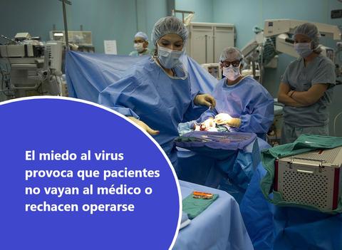 Médicos operando en sala de operaciones