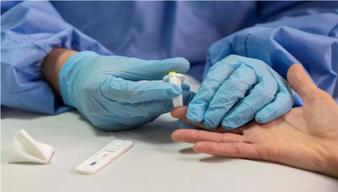 Sanitario realizando el test