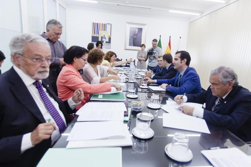 El Defensor del Pueblo andaluz supervisará el plan de trabajo para la mejora de El Puche El Defensor del Pueblo andaluz supervisará el plan de trabajo para la mejora de El Puche