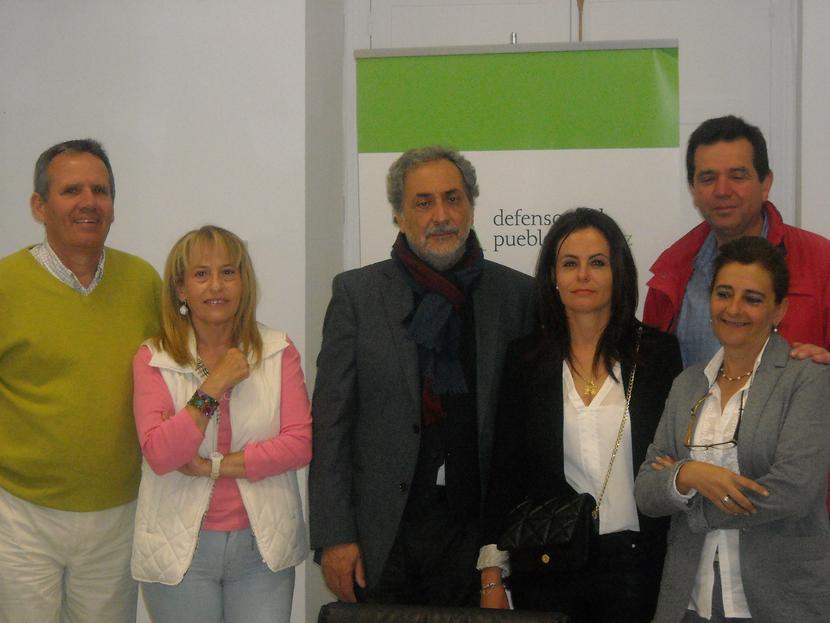 10 h. Reunión con una plataforma de vecinos contrarios a la instalación de una gasolinera en Espartinas (Sevilla).