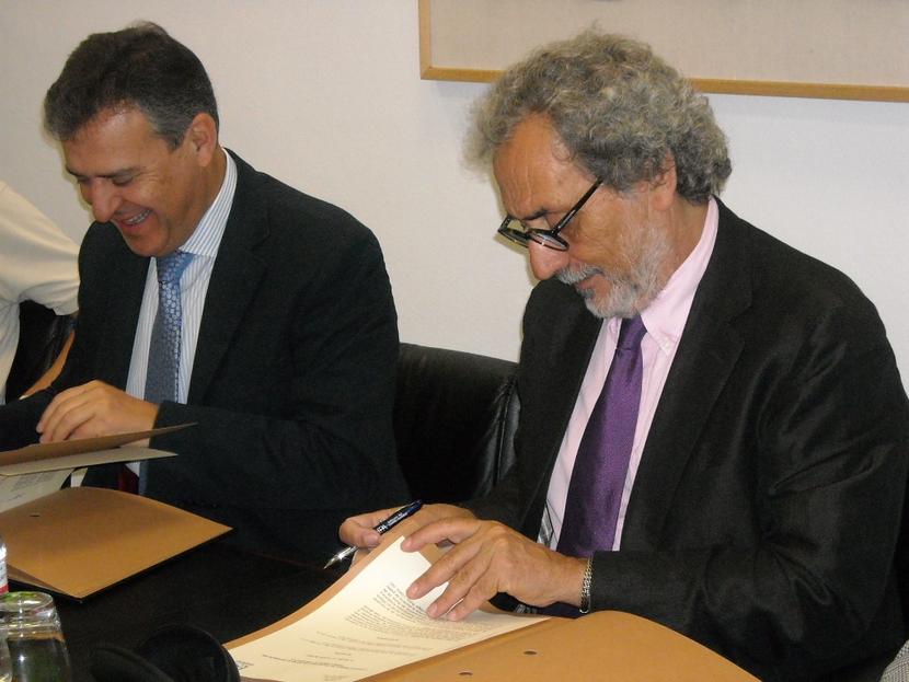 Firma con Endesa de un convenio de colaboración para atender mejor las quejas.