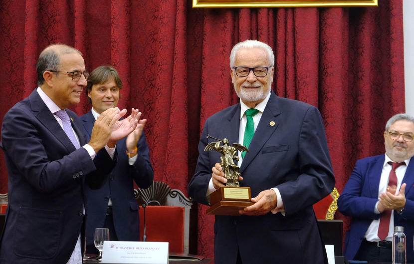 Jesús Maeztu recibe un homenaje de la Universidad de Sevilla