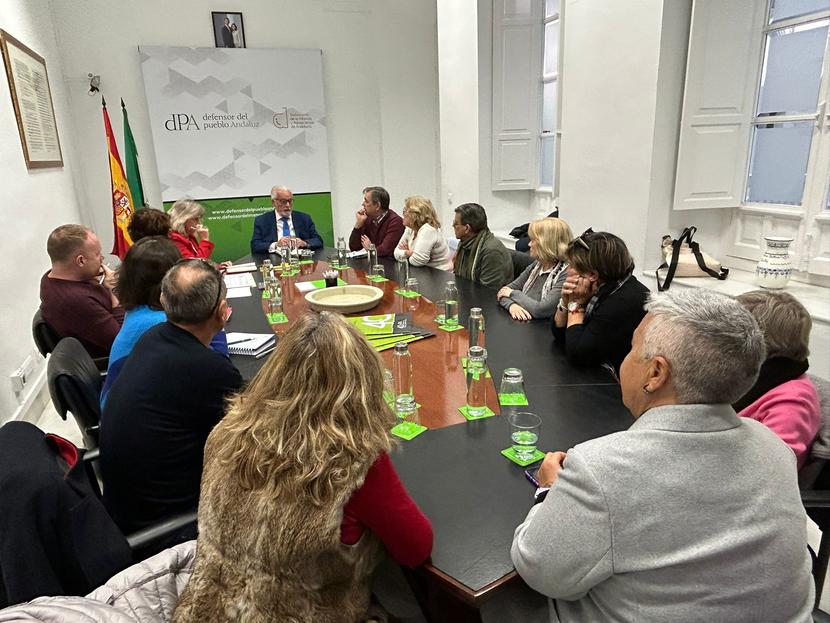 El Defensor del Pueblo andaluz se reúne con vecinos del Cerro del Moro de Cádiz