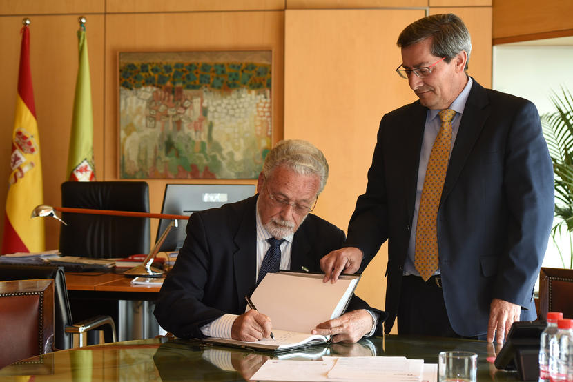 El Defensor aborda con el presidente de la Diputación de Granada los cortes de luz y el cierre de oficinas bancarias en la provincia El Defensor aborda con el presidente de la Diputación de Granada los cortes de luz y el cierre de oficinas bancarias en la provincia
