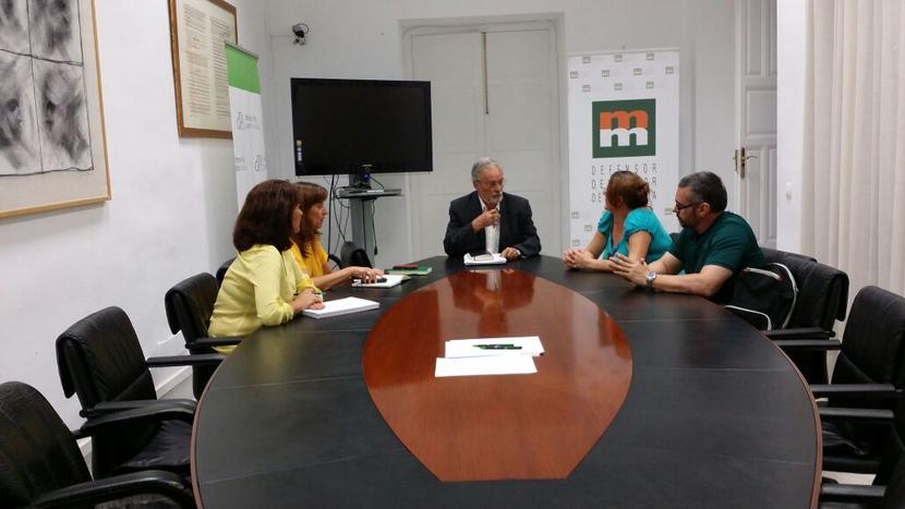Reunión del Defensor del Pueblo Andaluz con la Plataforma de Afectados por el Salario Social Reunión del Defensor del Pueblo Andaluz con la Plataforma de Afectados por el Salario Social