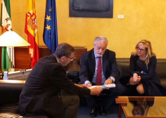 Entrega en Parlamento del Informe sobre Centros de Menores en Andalucía Entrega en Parlamento del Informe sobre Centros de Menores en Andalucía
