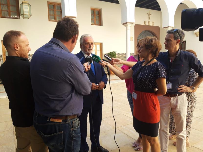 El Parlamento renueva a Jesús Maeztu como Defensor del Pueblo andaluz El Parlamento renueva a Jesús Maeztu como Defensor del Pueblo andaluz
