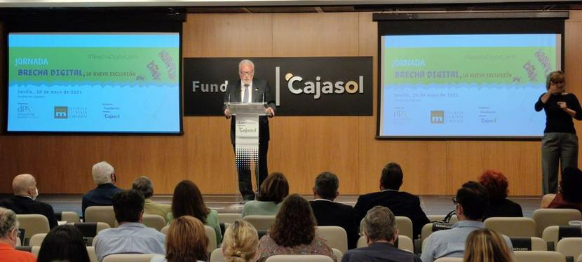 El Defensor del Pueblo andaluz advierte de la brecha digital como una nueva forma de exclusión social que “amenaza nuestros derechos” El Defensor del Pueblo andaluz advierte de la brecha digital como una nueva forma de exclusión social que “amenaza nuestros derechos”