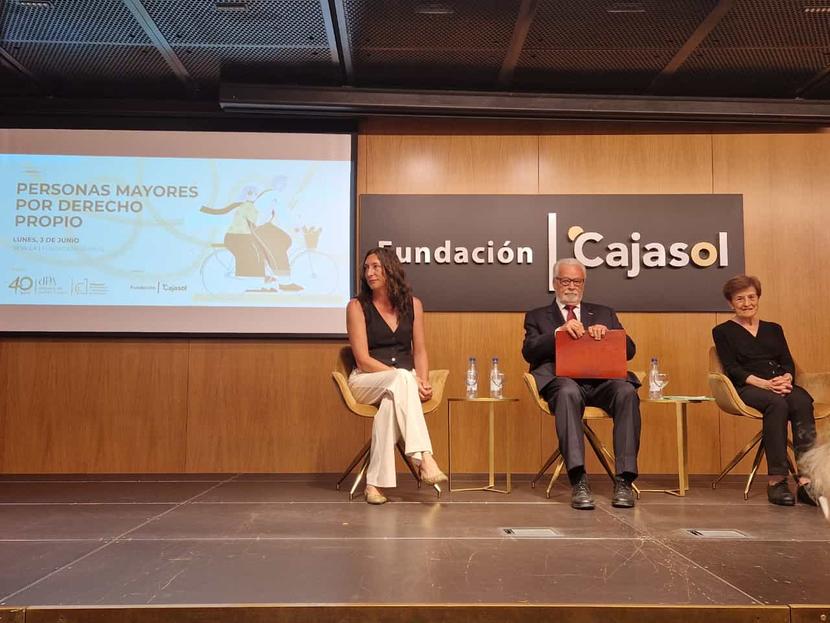 El Defensor del Pueblo andaluz reivindica dignidad y la garantía de los derechos para las personas mayores