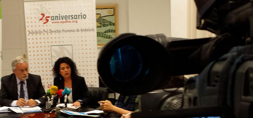 APDHA entrega al Defensor el Informe sobre la asistencia social a personas sin hogar en la atención en Urgencias APDHA entrega al Defensor el Informe sobre la asistencia social a personas sin hogar en la atención en Urgencias