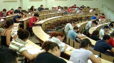 El alumnado universitario podrá fraccionar el pago de las tasas hasta en 3 plazos si el Ministerio le deniega la beca pese a cumplir los requisitos económicos.
